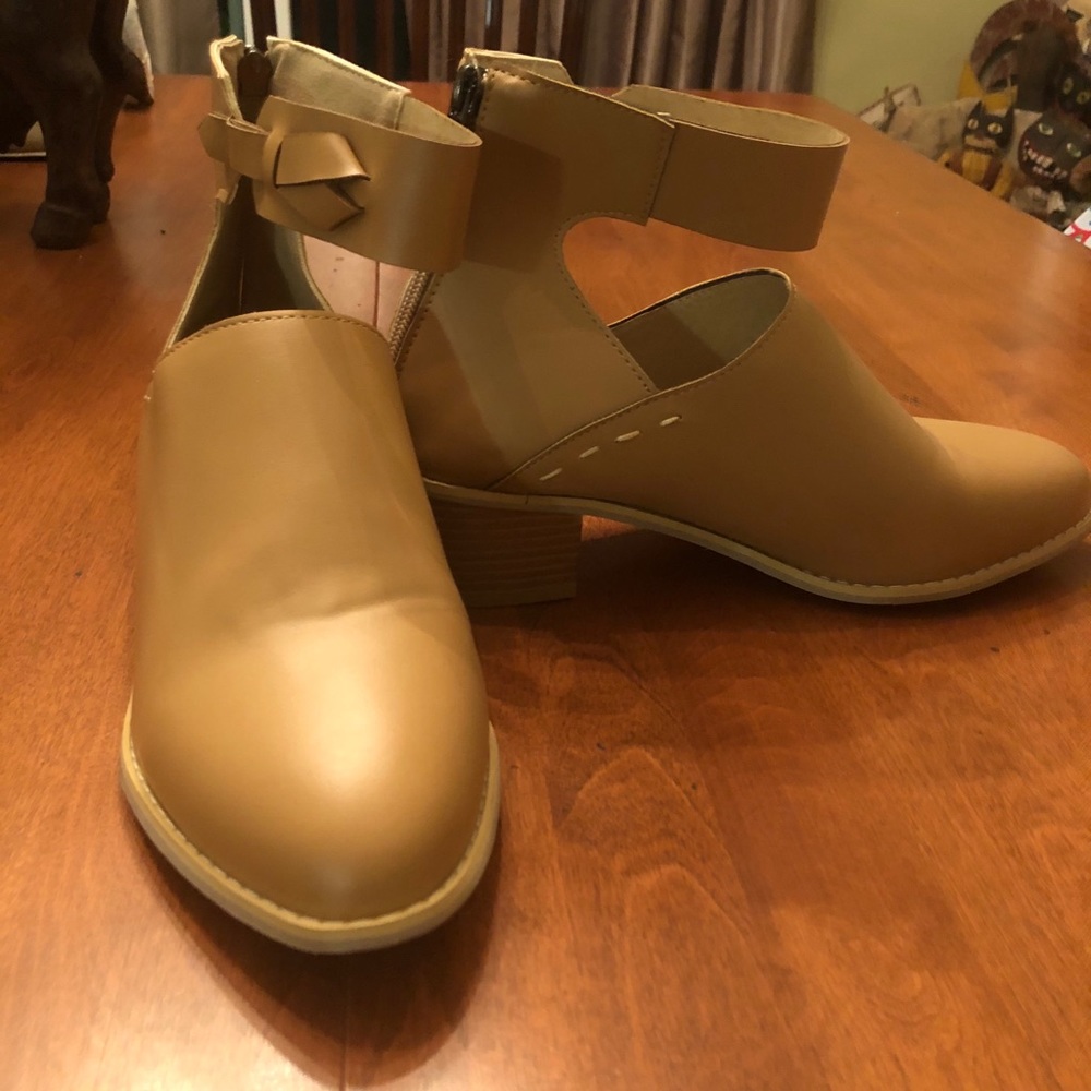 Cute stacked heel shoes with zipper in and out!